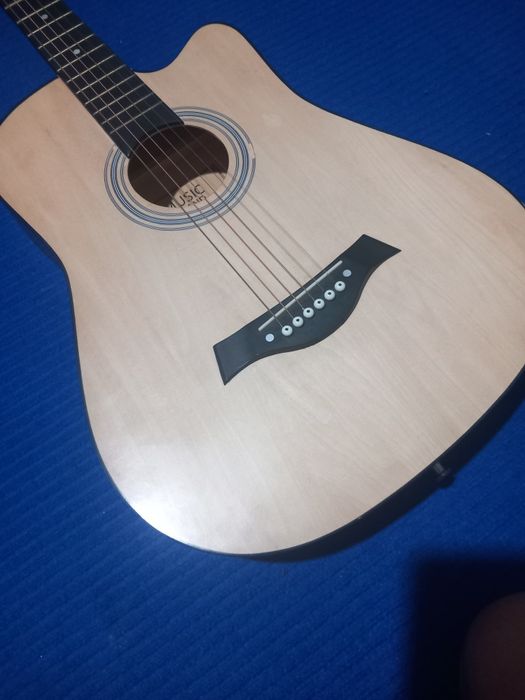 Akustik gitara sotiladi.Haqiqiy Indoneziyaniki.