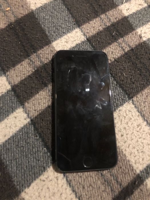 Продавам iPhone 8 има забелешки със счупен дзаден капак