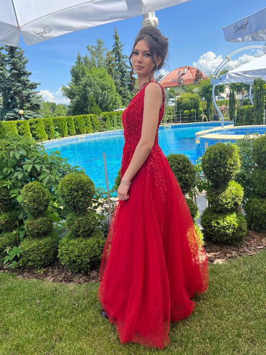 Продавам бална рокля в цвят бордо (тъмно червено), обличана веднъж за няколко часа. Роклята е в перфектно състояние, без забележки.