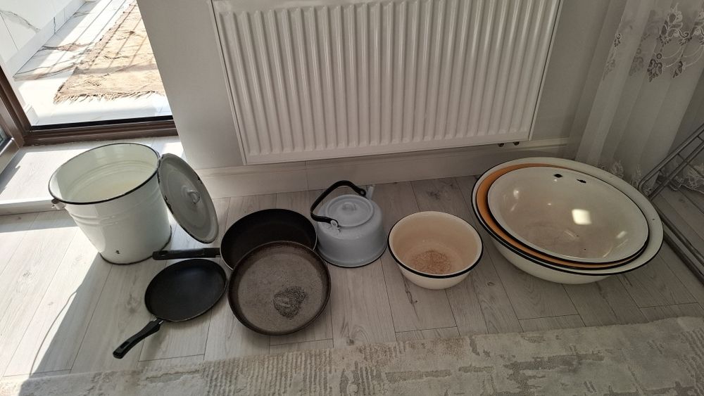 Продам посуду: чайник, ведро, сковородки,большие чашки