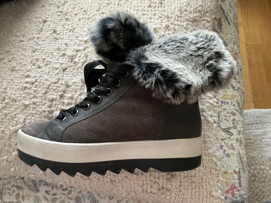 Ghete de piele intoarsa cu blanita decorativa si captusite cu blana 38