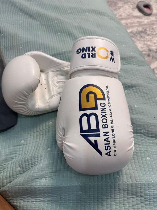 Перчатка World Boxing