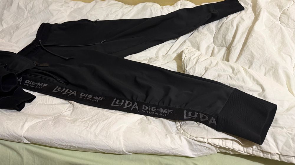 Продавам екип луда. НОВ. Без никакви забележки или други гнусотии.