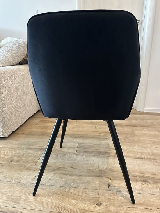 Scaun negru din catifea