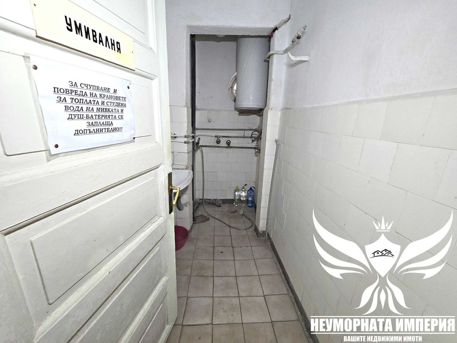 Продавам триетажен хотел с РЗП 870кв и парцел 830кв. в Нареченски Бани