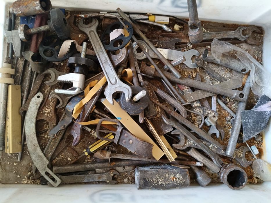 Продам лопаты, ключи.