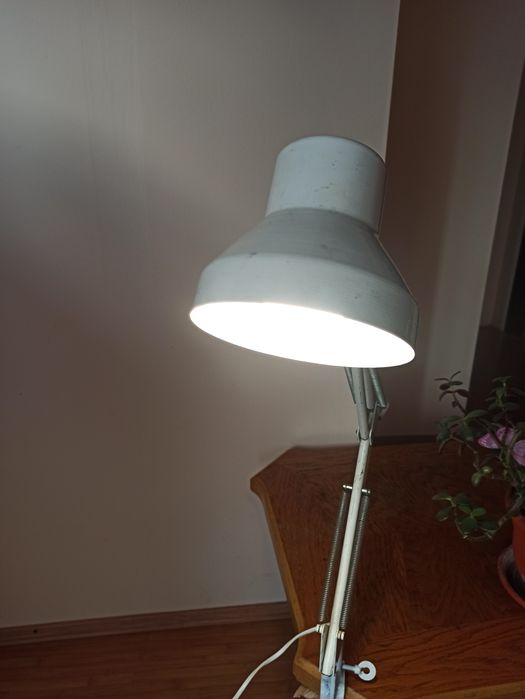 Lampă industrială cu arcuri albă