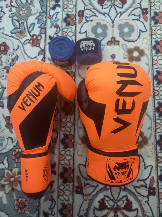 Перчатки для бокса/ММА, в комплекте с бинтами.