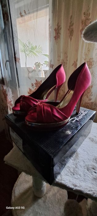 Обувки с висок ток