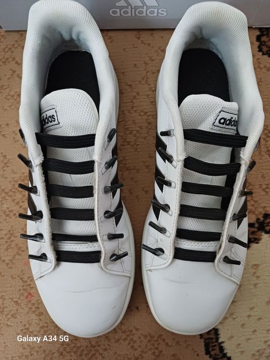 Продавам маратонки адидас.