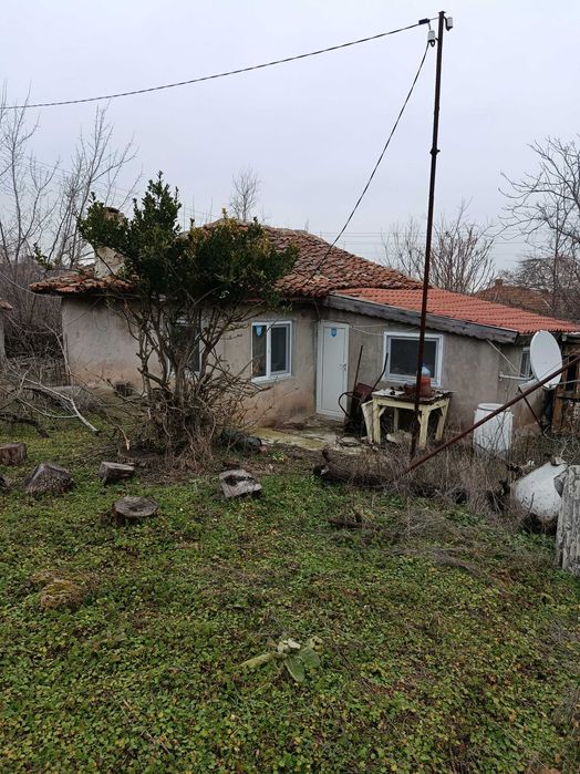 Продавам къща с двор
