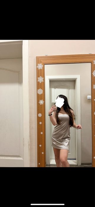 Къси сатенени рокли