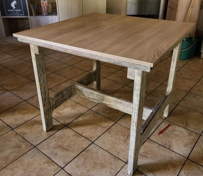 Masă din lemn masiv cu blat de pal