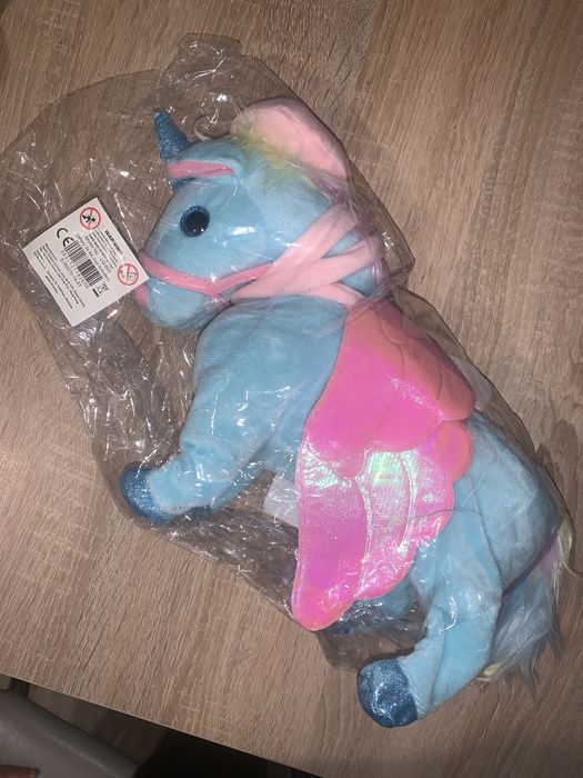 Подарявам играчка еднорог