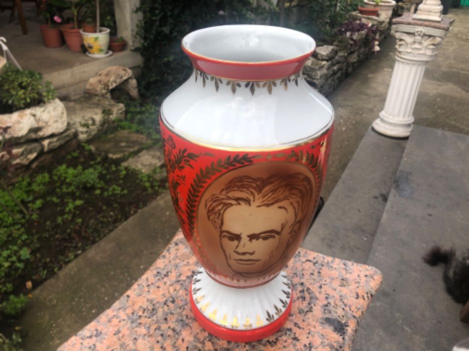 Уникална порцеланова ваза от 1967 г.Никола Й.Вапцаров!!!