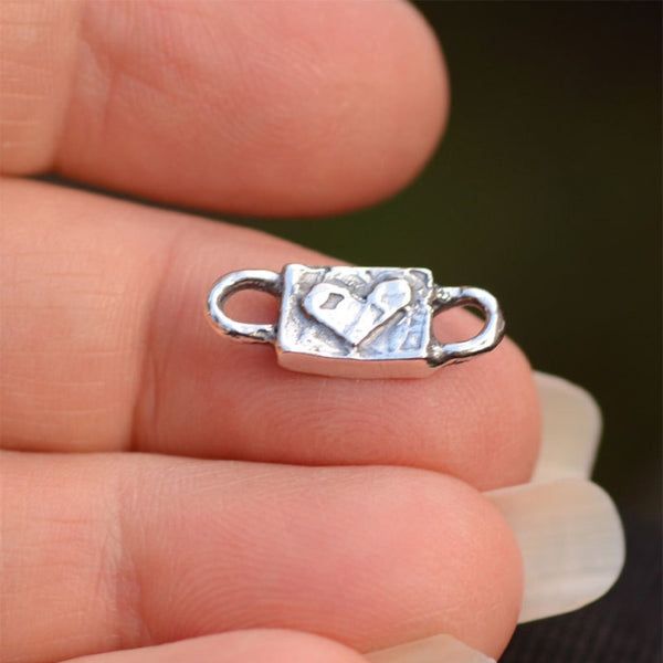 Сребърен свързващ елемент 925 сърце – талисман за любов, бижута