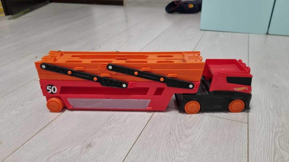 Hot Wheels Mega Hauler MTGHR48 - Transportatorul de Masini