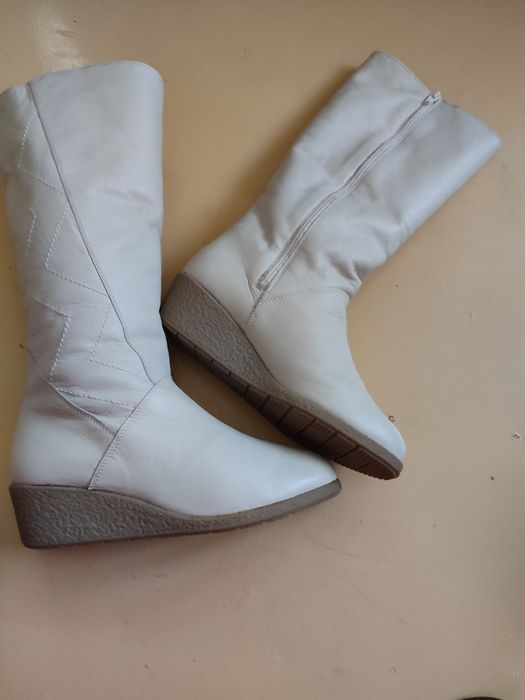 Продам Новые  белые немецкие сапоги на цегейке .