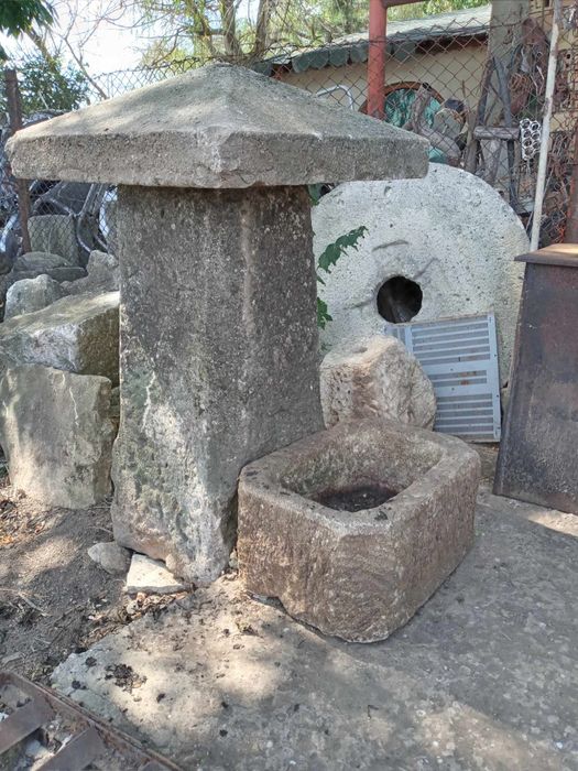 Каменна чешма от варовиков камък.