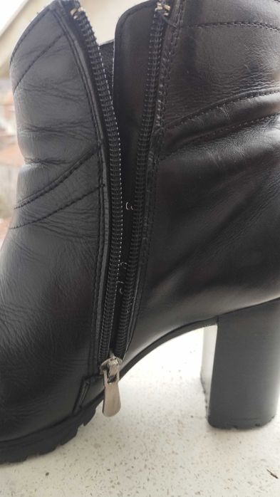 Продавам дамски боти