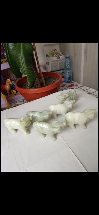 Tauri de jad , piatra verde