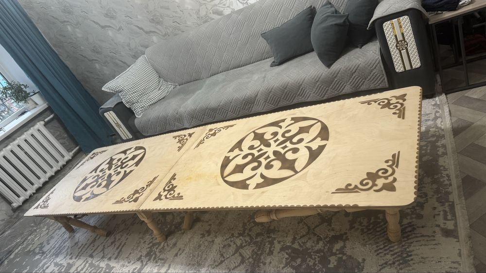 Большой стол для гостиной