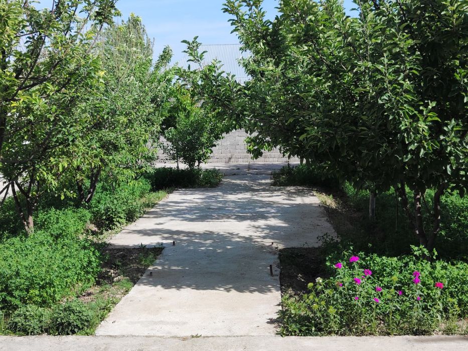 Ҳовлили уй сотилади