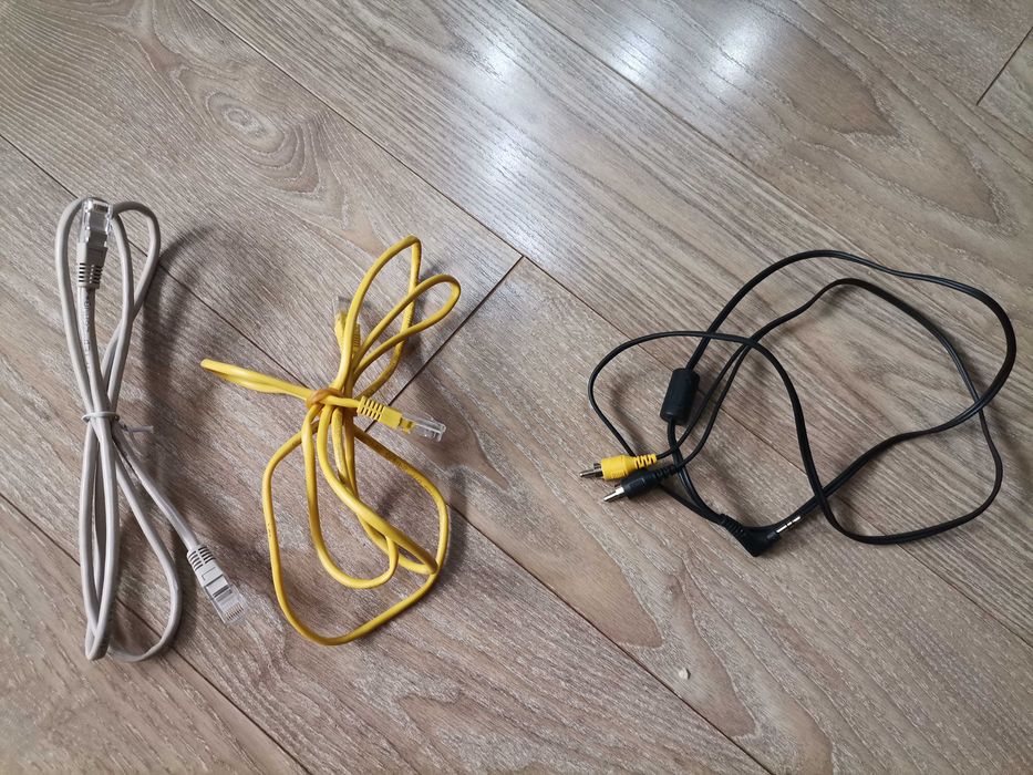 Провода с разными разъемами.