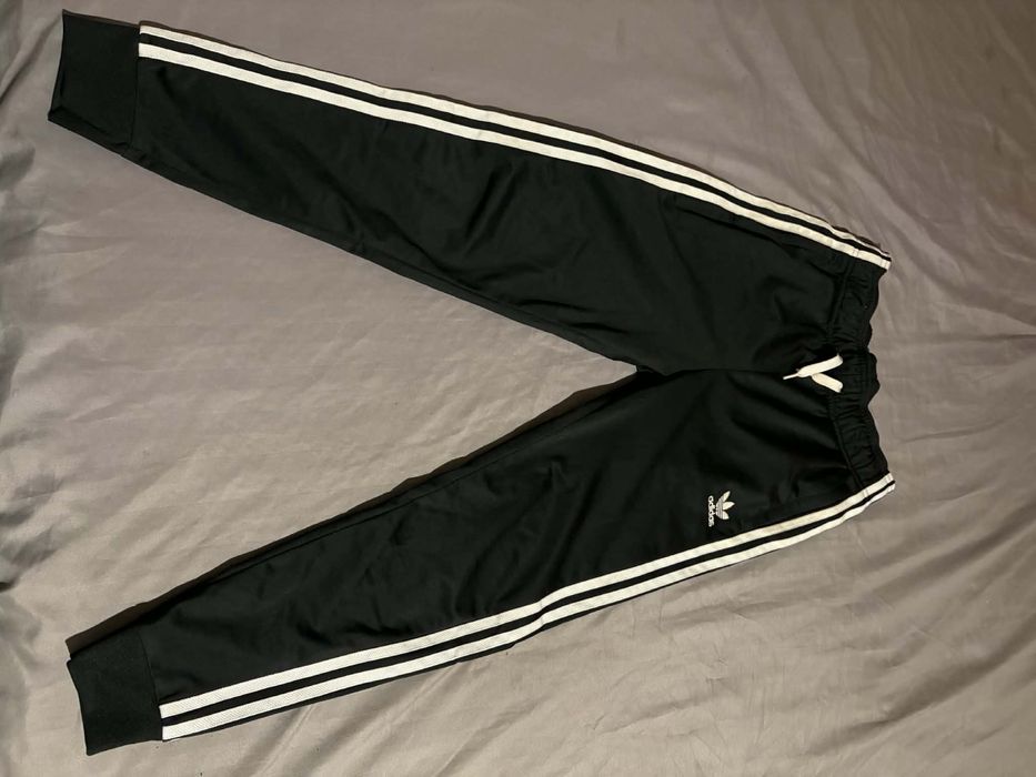 Vând pantaloni de trening Adidas Originals,