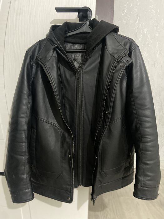 коженная куртка.