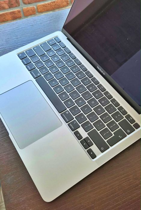 MacBook Air M1 argintiu din Noiembrie 2021