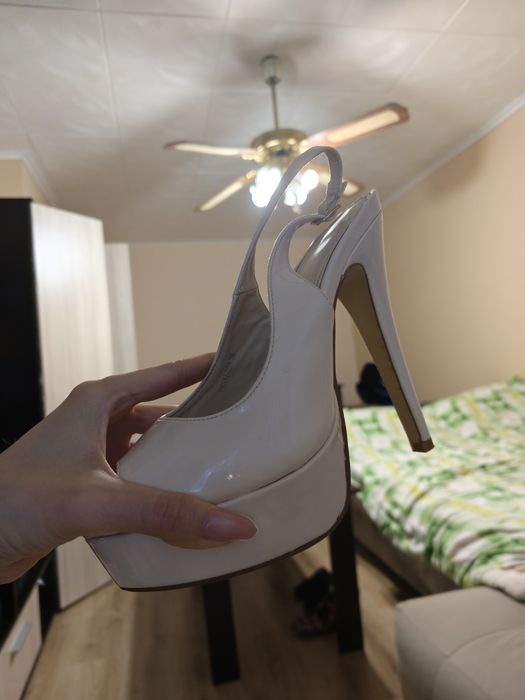 Високи бежови токчета