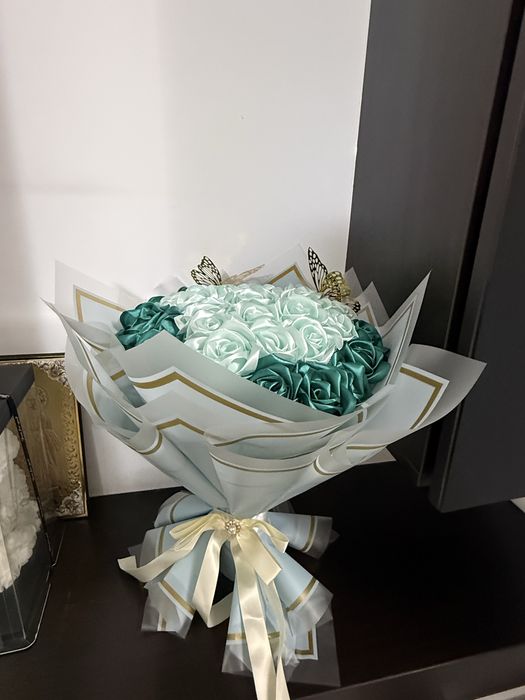 Buchet din satin 39 trandafiri verde smarald cu verde menta