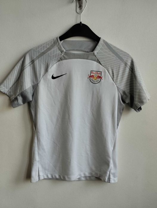 Nike детска тениска за ръст 147-158 . Перфектно състояние.