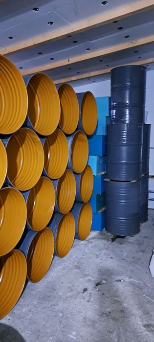 Butoaie de plastic si de tabla