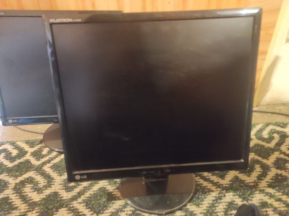 Продам 2 экрана бу одним лотом . Экраны робочие