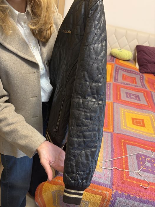 Geaca de piele in perfecte stare, pentru adolescenti de 15-17 ani. Marime S-M.
