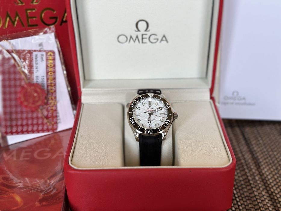 Omega Seamaster Diver 300 M White Dial Rubber Strap 42 mm