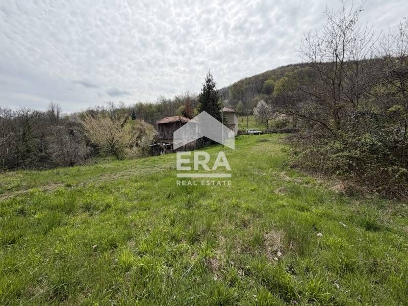 Поземлен имот със сграда в гр.Троян