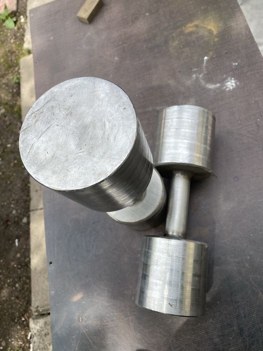 Гантели не разборные 2 штуки.