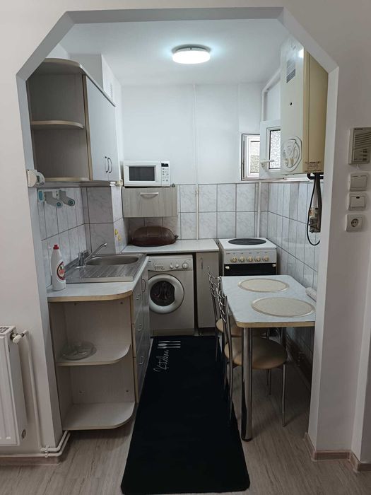 Ultracentral, Piața Victoriei, închiriez garsonieră de 32 mp, chiria este de 320 euro