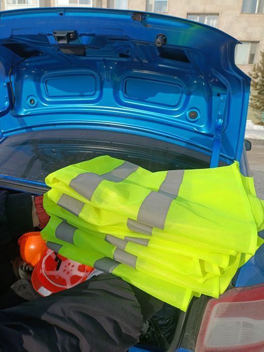 Каски, мастерки, желетки, пистолет