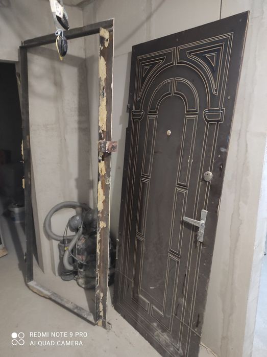 Продам выходную дверь 33т.т..