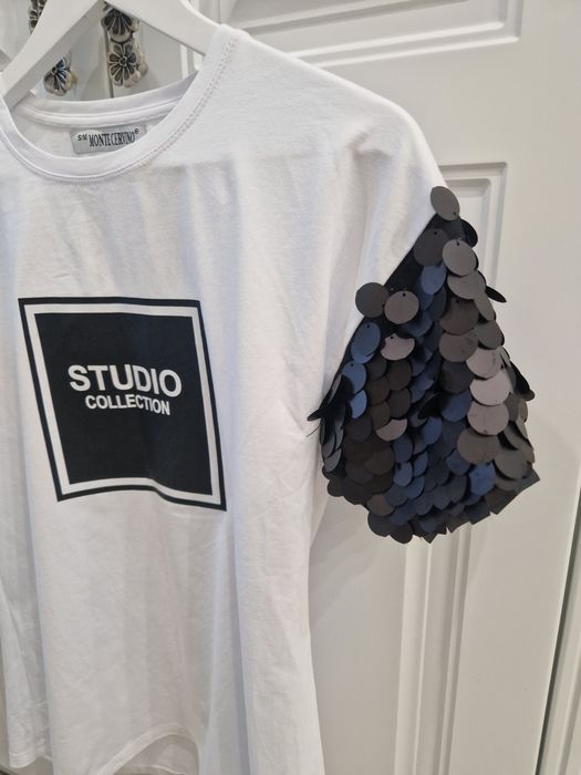 Спортно-елегантна дамска тениска - бяла с черни елементи, пайети