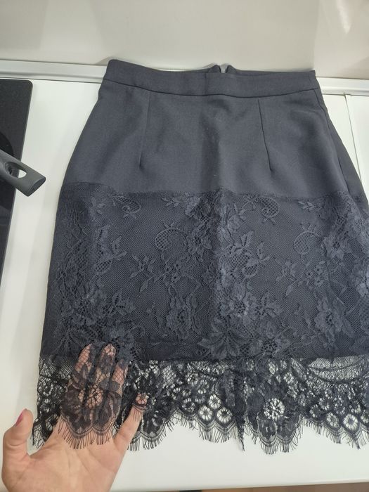 Две поли стилна дантеленс и разкроена