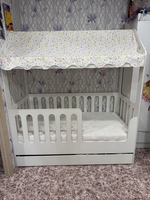 Детская кровать, в виде домика……..