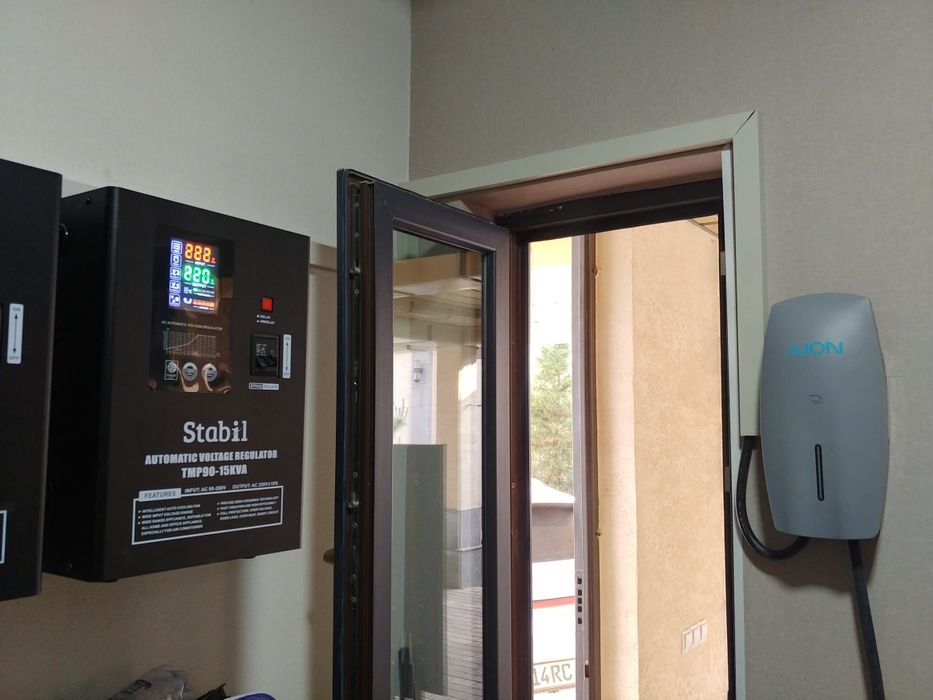 Установка зарядный устройства для электромобиль. И Солнечная панель