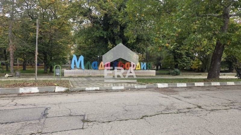 Обзаведена къща (тип сглобяема) с двор и голяма веранда за продажба в