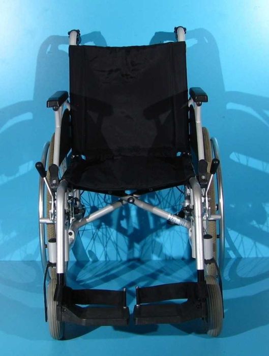 Scaun cu rotile invalizi Breezy - latime sezut 43 cm