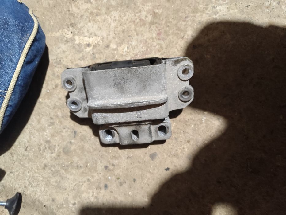 Тампон двигател двигател горен за голф 5 1.6 тди